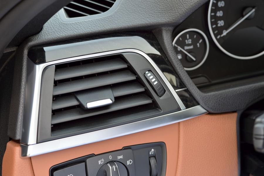  BMW 330d Touring Luxury Line 2015 года  (фото 15 из 28)